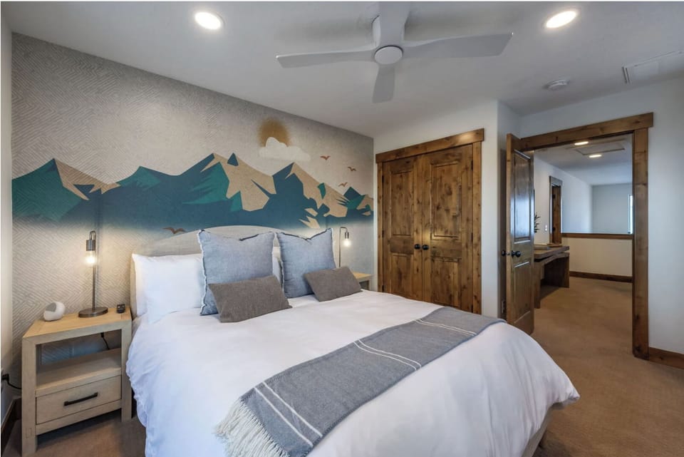 Luxury House, 4 Bedrooms | Laptop workspace, free WiFi