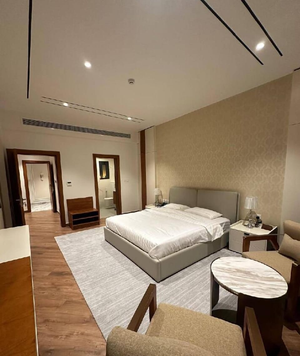 Deluxe Twin Room | In-room safe, iron/ironing board, WiFi (free)