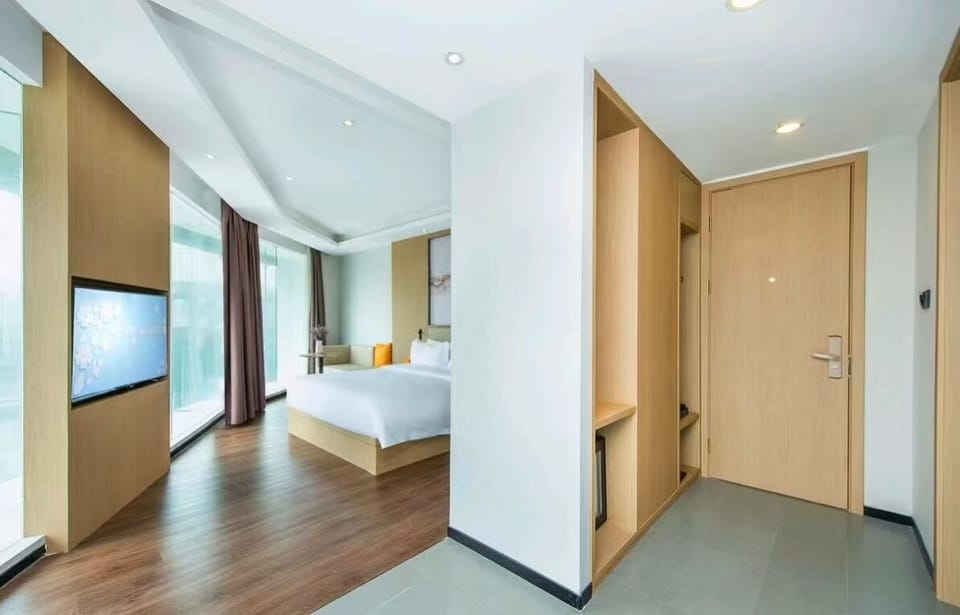 Executive Queen Room | Desk, laptop workspace, blackout drapes, iron/ironing board