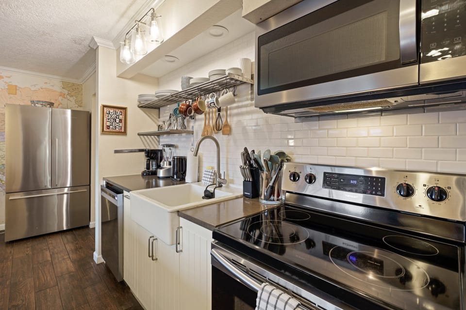 Condo, 1 Bedroom | Private kitchen | Fridge, oven, coffee/tea maker, toaster
