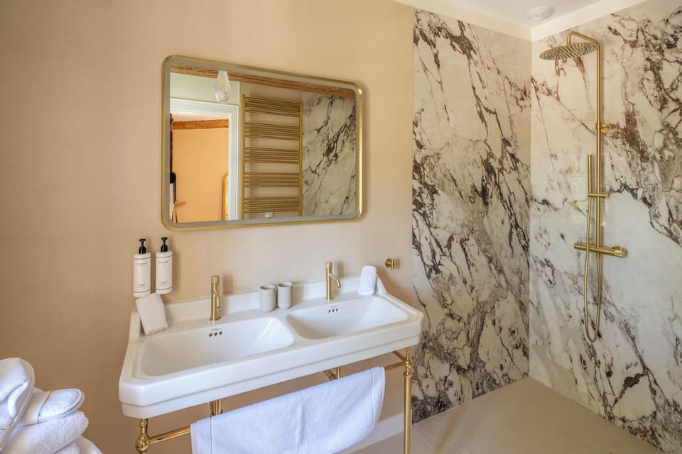 Double Room, 1 King Bed, Roll-in Shower, Garden View | Bathroom | Free toiletries, hair dryer, bathrobes, slippers
