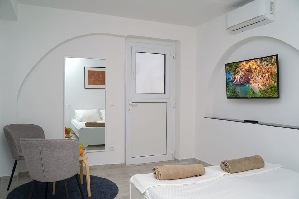 Apartment, Patio, Garden View | Living area