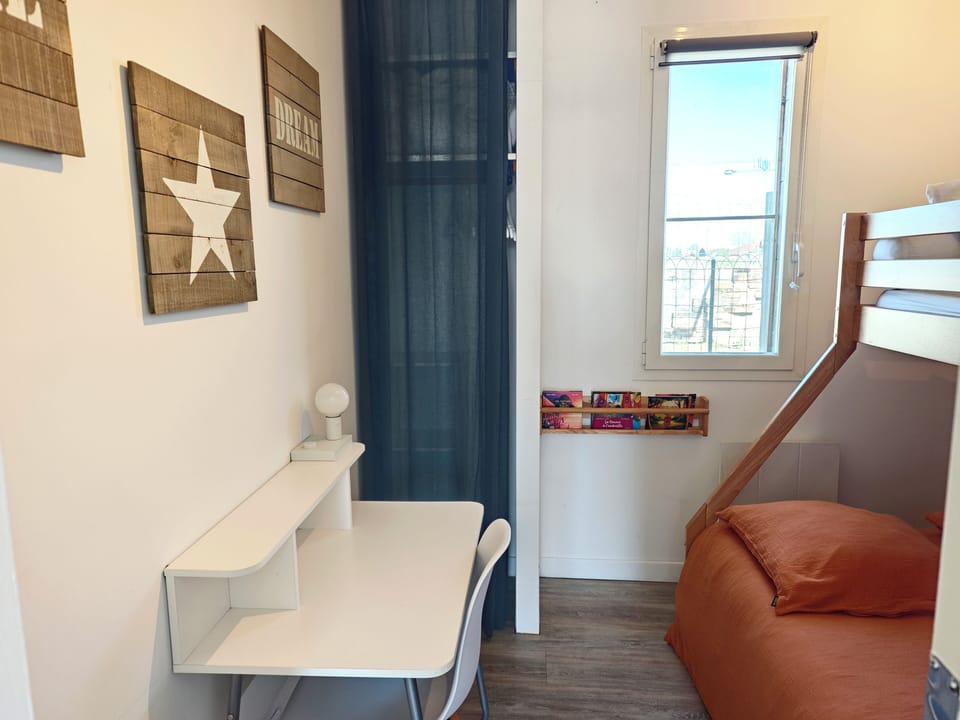 Comfort House | Blackout drapes, soundproofing, iron/ironing board, WiFi (free)