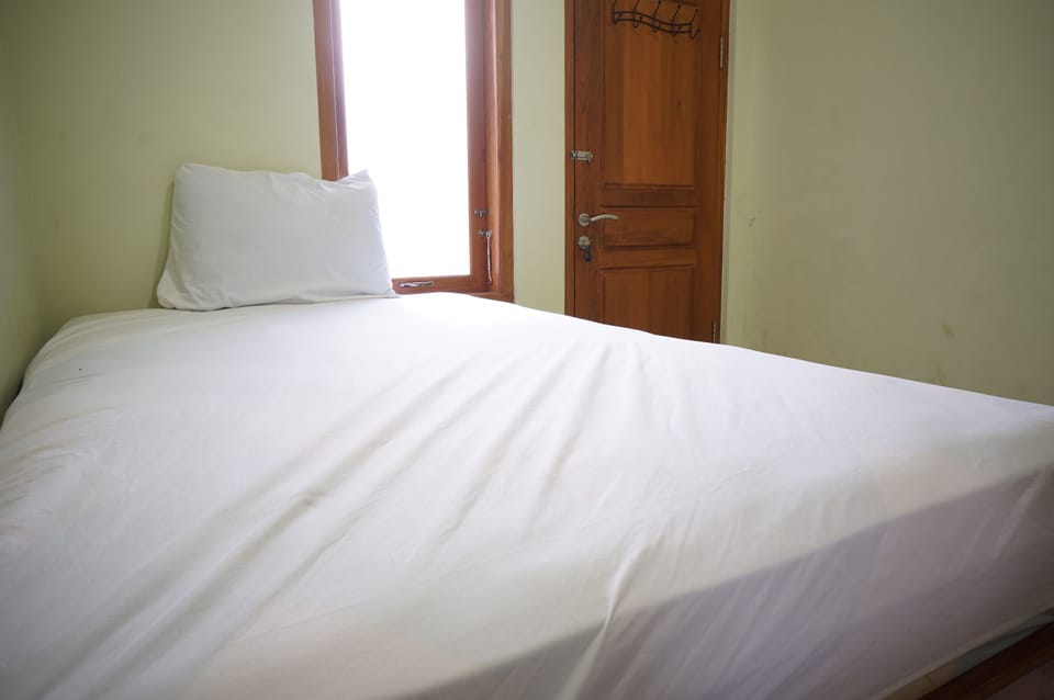 Standard Double Room | Free WiFi, bed sheets