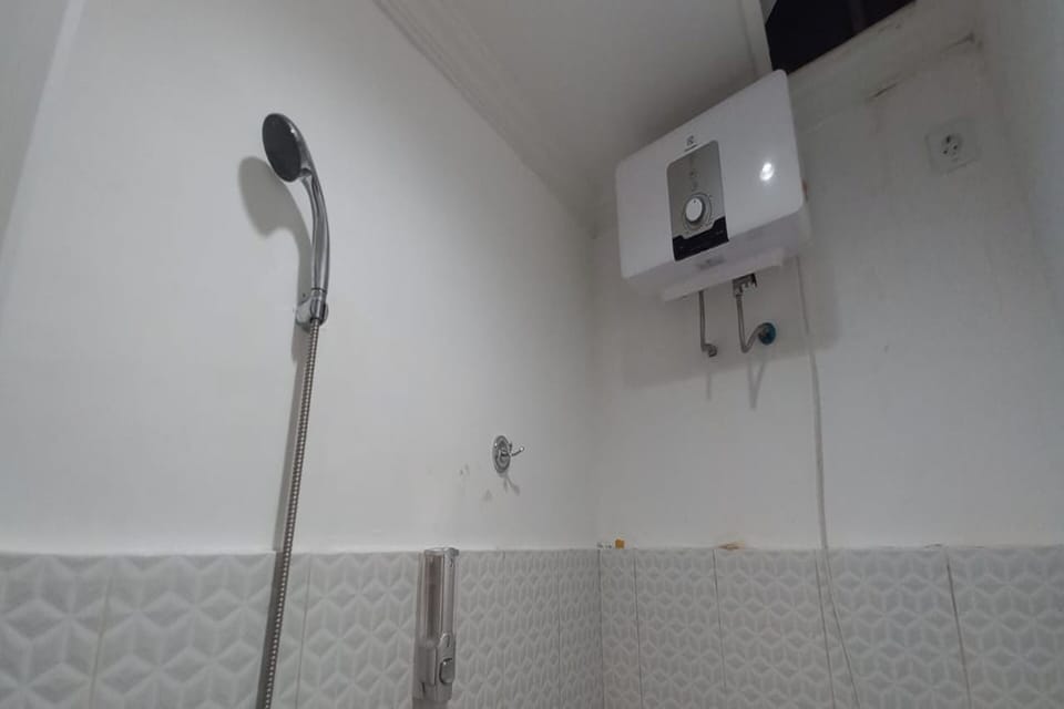 Standard Double Room | Bathroom | Shower, towels