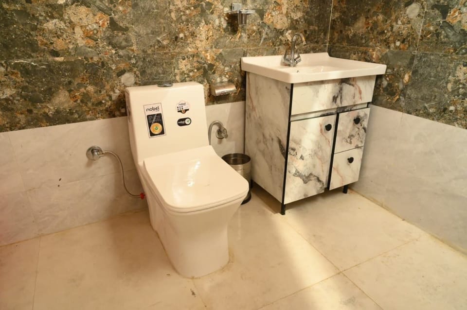Deluxe Cottage | Bathroom | Slippers, towels