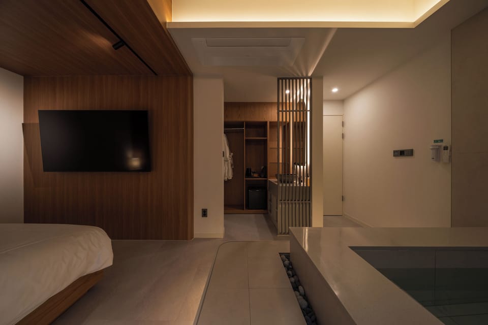 Premier Suite | Premium bedding, desk, WiFi (free), bed sheets