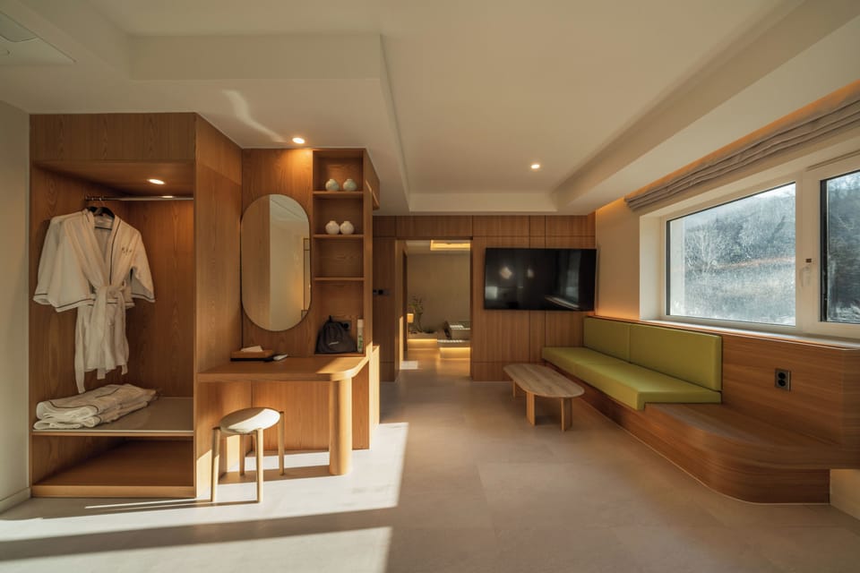Signature Suite | Premium bedding, desk, WiFi (free), bed sheets