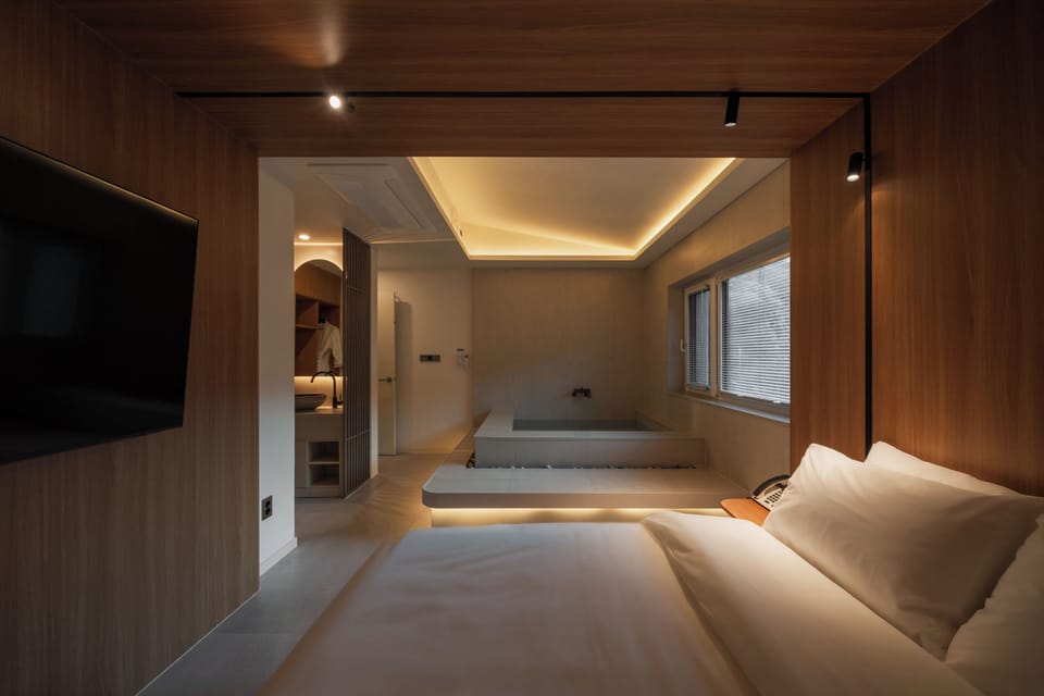 Premier Suite | Premium bedding, desk, WiFi (free), bed sheets