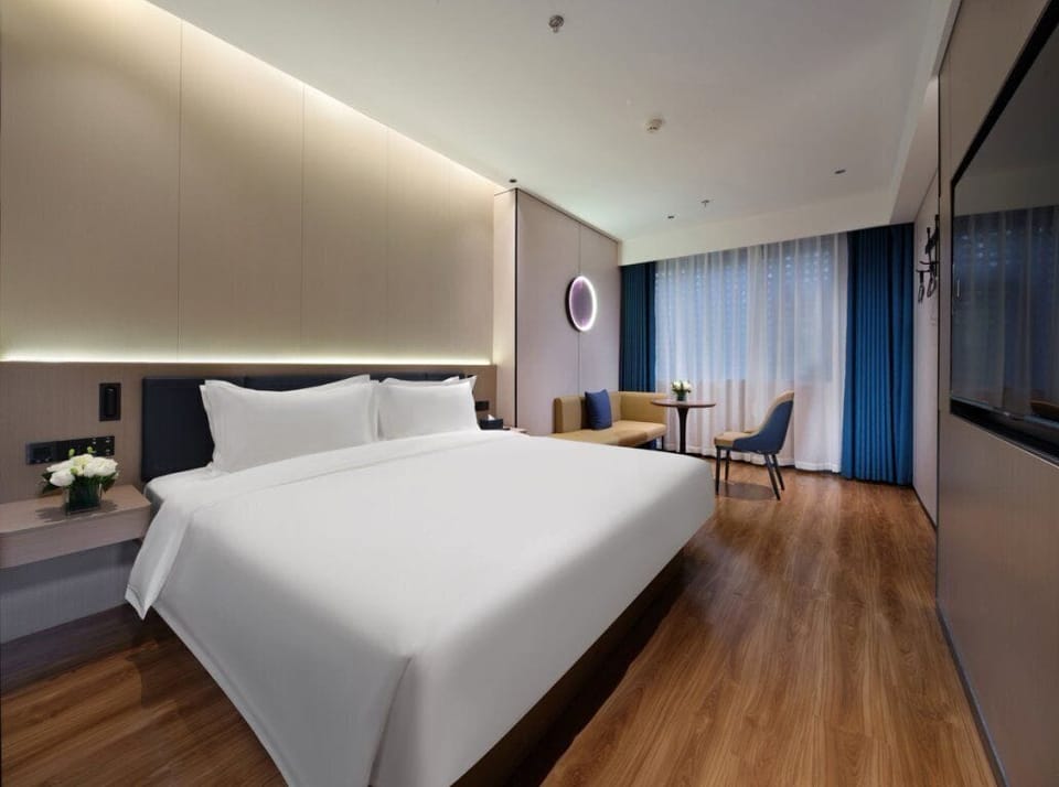 SUPERIOR QUEEN ROOM | Blackout drapes, soundproofing, iron/ironing board, free WiFi