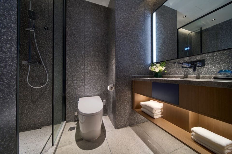 SUPERIOR QUEEN ROOM | Bathroom | Shower, free toiletries, hair dryer, slippers