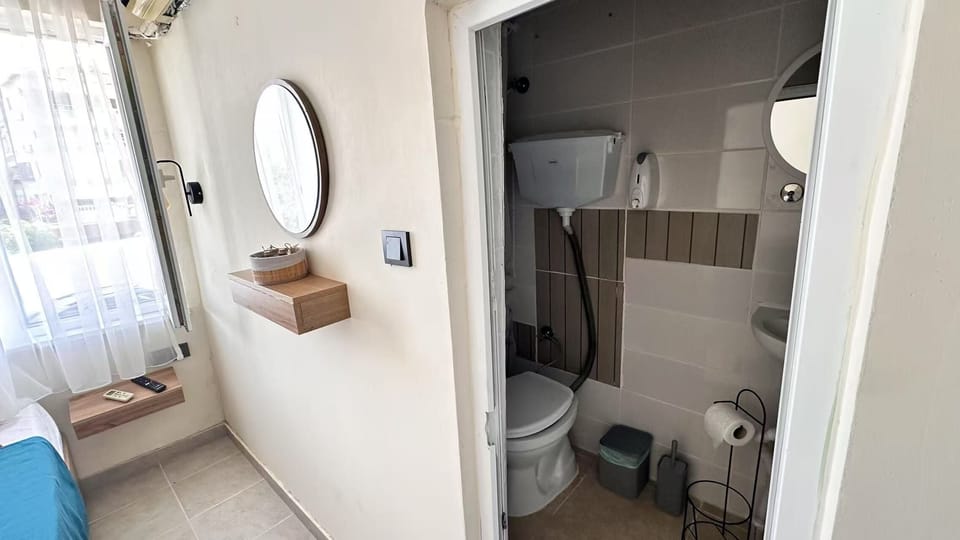 Standard Triple Room | Bathroom | Shower, towels, soap, shampoo
