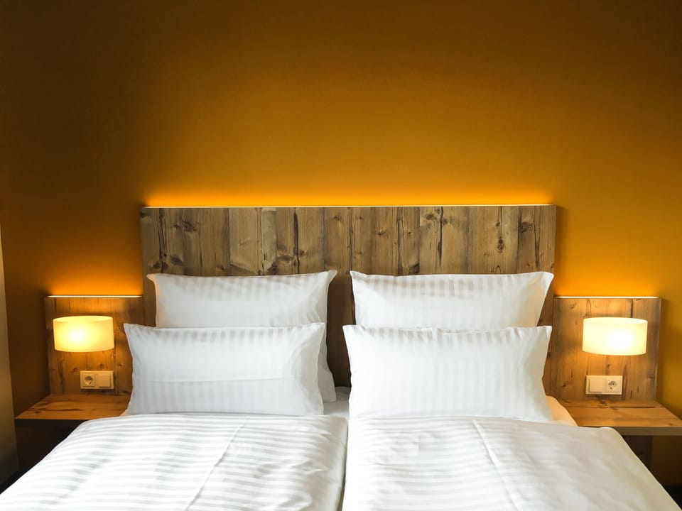 Hypo-allergenic bedding, desk, blackout drapes, free WiFi