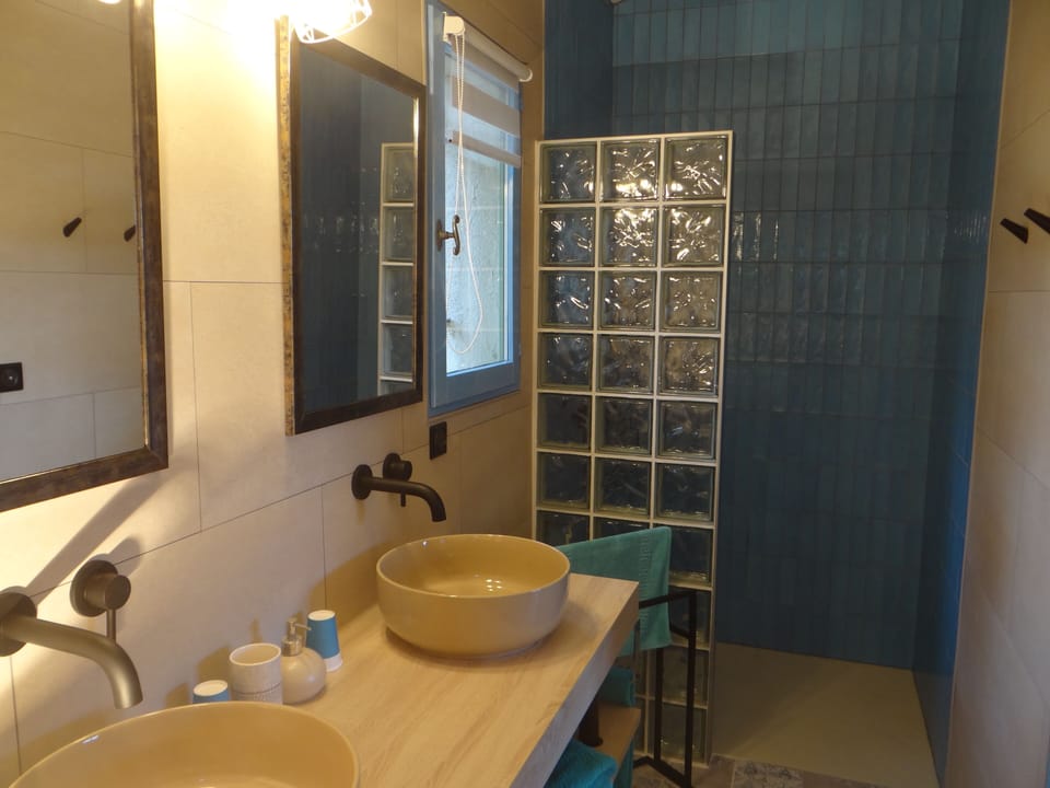 Comfort Double or Twin Room, City View | Bathroom