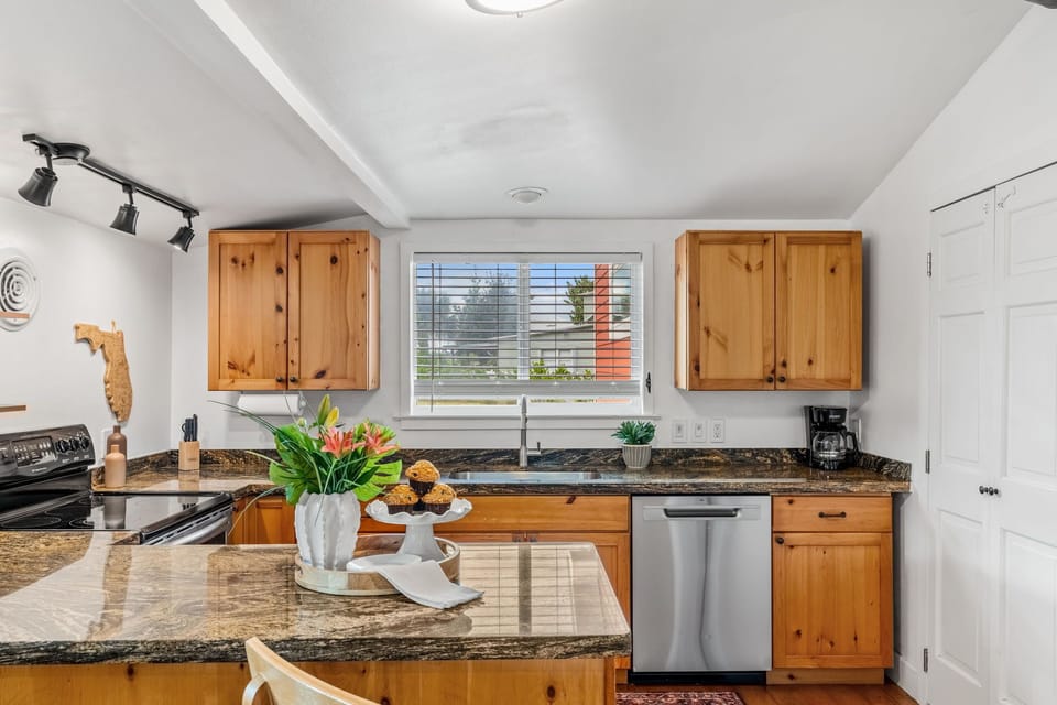 House (3 Bedrooms) | Private kitchen | Fridge, microwave, oven, stovetop