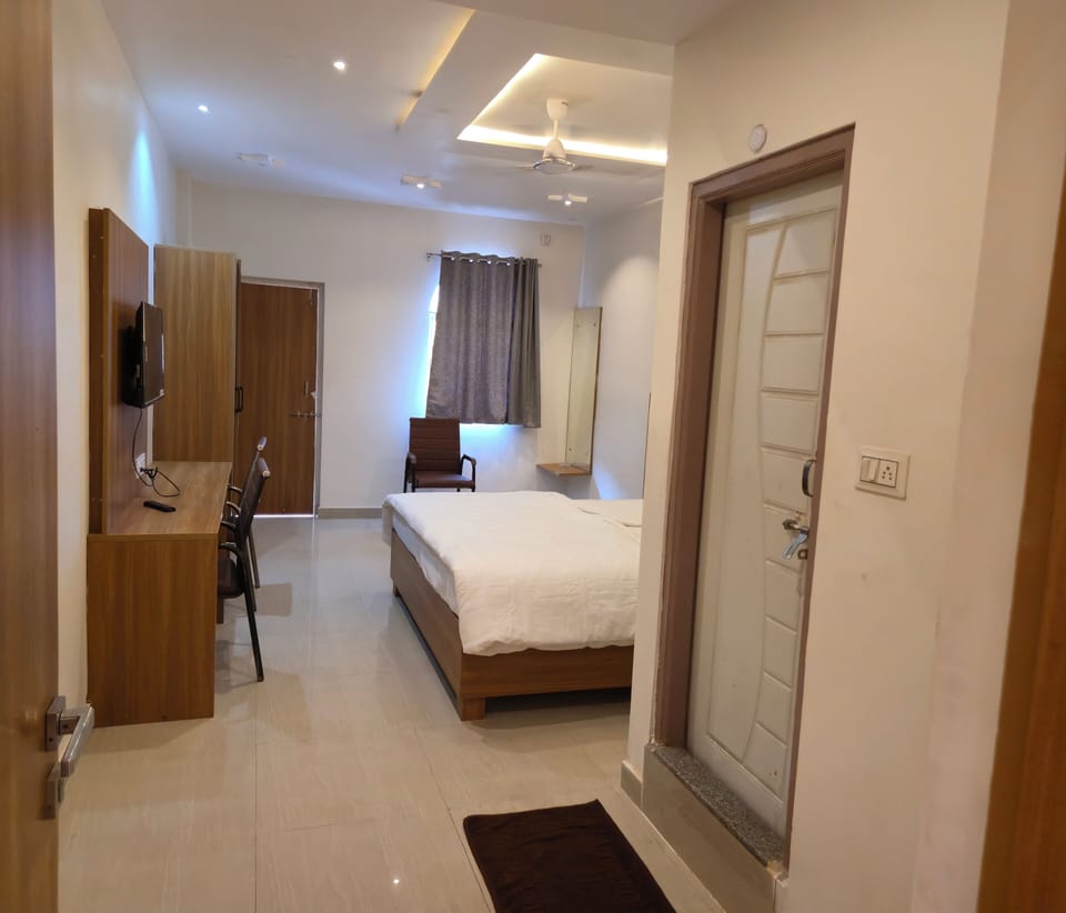 Deluxe Room | Desk, bed sheets