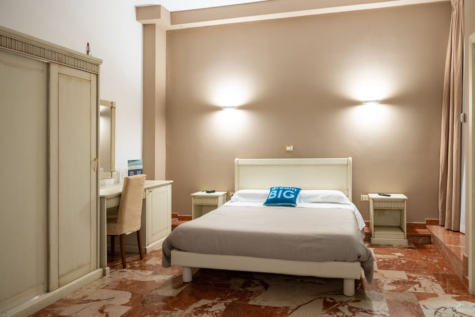 Double Room | Minibar, in-room safe, WiFi (free), bed sheets