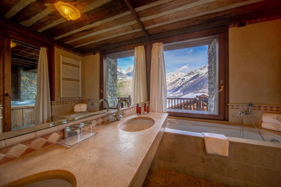 Bathroom | Separate tub and shower, free toiletries, hair dryer, bathrobes