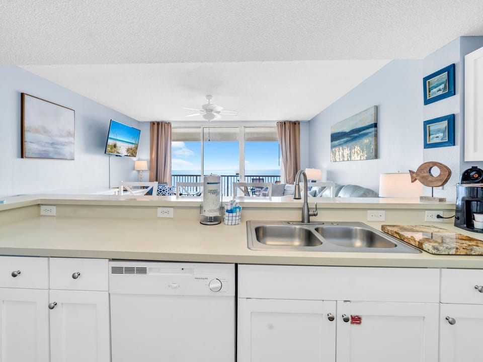 Condo, Multiple Beds (Majestic Beach Towers 1-1906) | Private kitchen | Oven, toaster