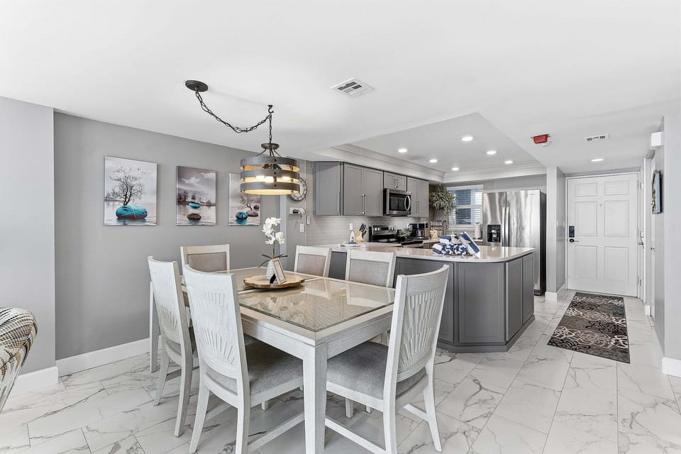 House, Multiple Beds, Balcony, Ocean View (Daytona White Surf 504-OceanZenn) | Dining