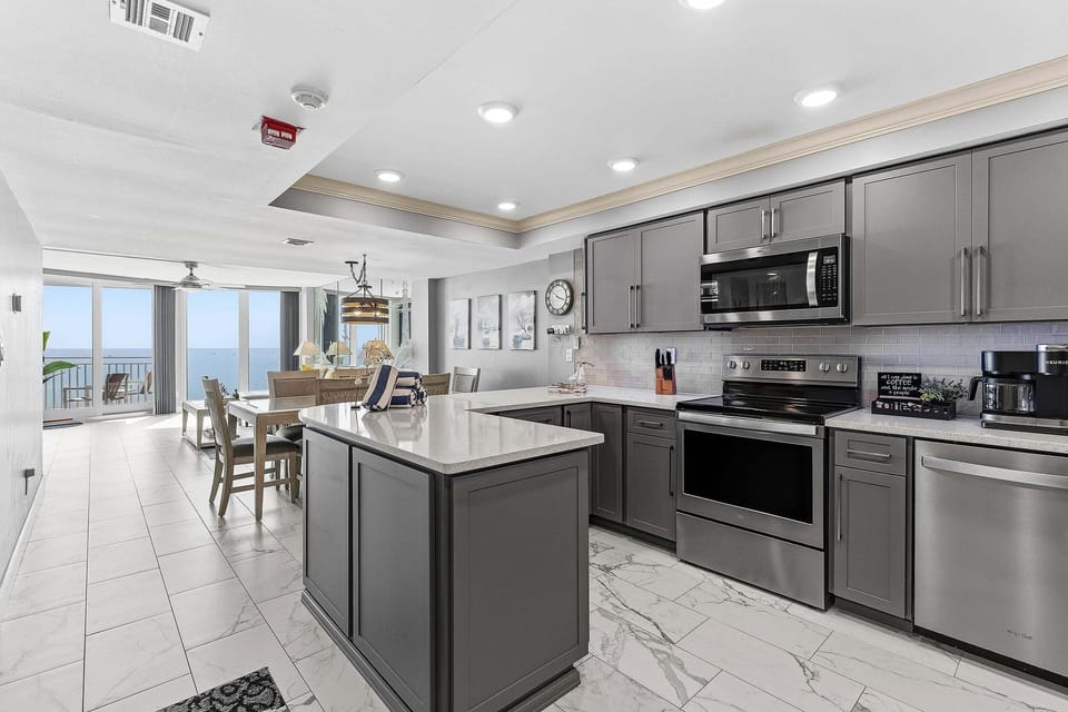 House, Multiple Beds, Balcony, Ocean View (Daytona White Surf 504-OceanZenn) | Private kitchen