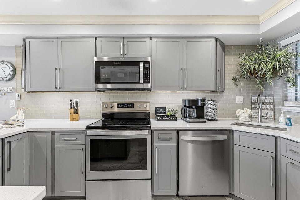 House, Multiple Beds, Balcony, Ocean View (Daytona White Surf 504-OceanZenn) | Private kitchen