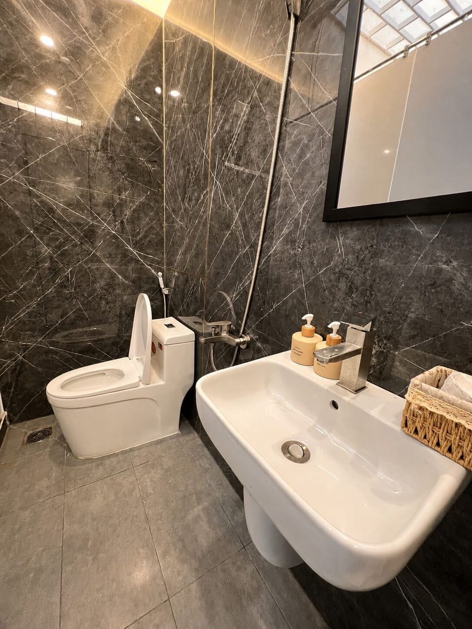 Deluxe Double Room | Bathroom | Slippers