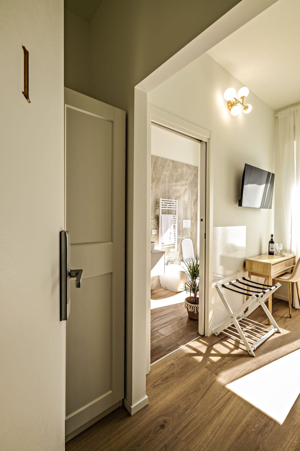 Deluxe Double Room, Balcony, City View | Interior