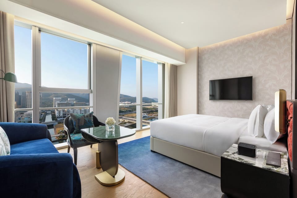 Standard Room, 1 King Bed, River View (High Floor)