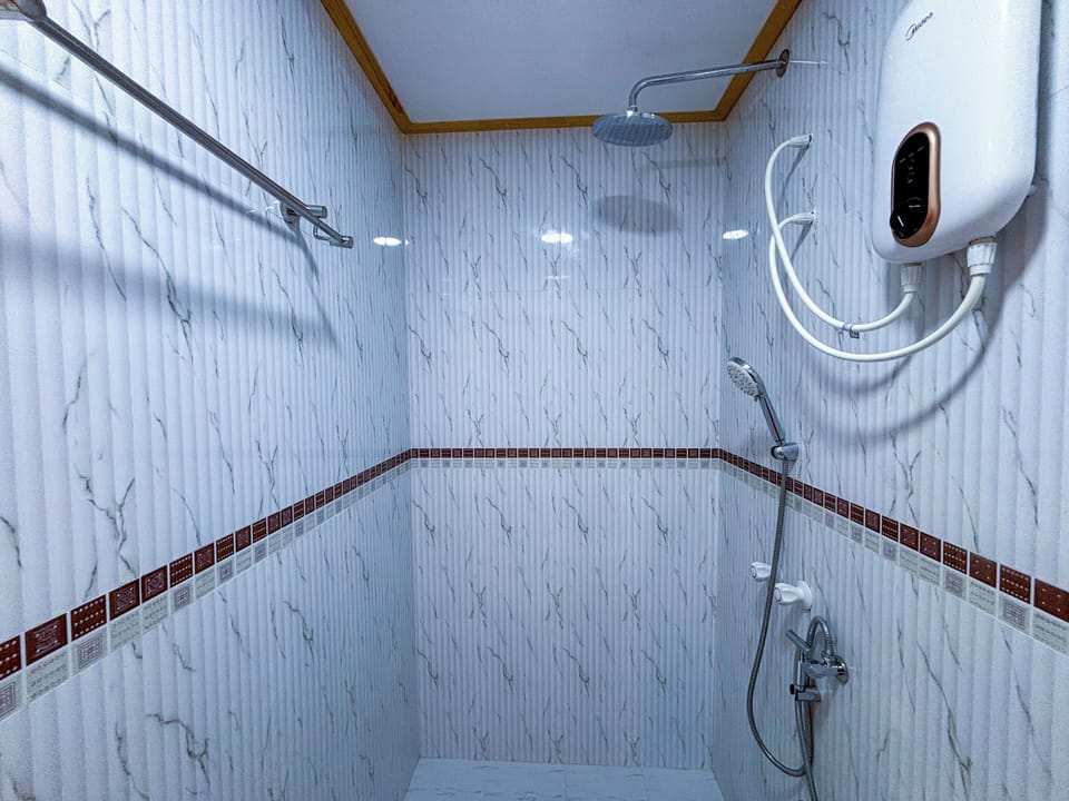 Deluxe Double or Twin Room, City View | Bathroom | Shower, hair dryer, towels, soap