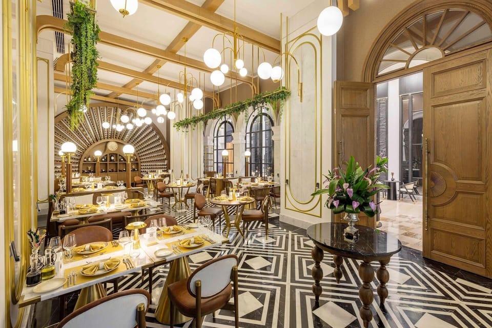 8 restaurants; breakfast, lunch, and dinner served