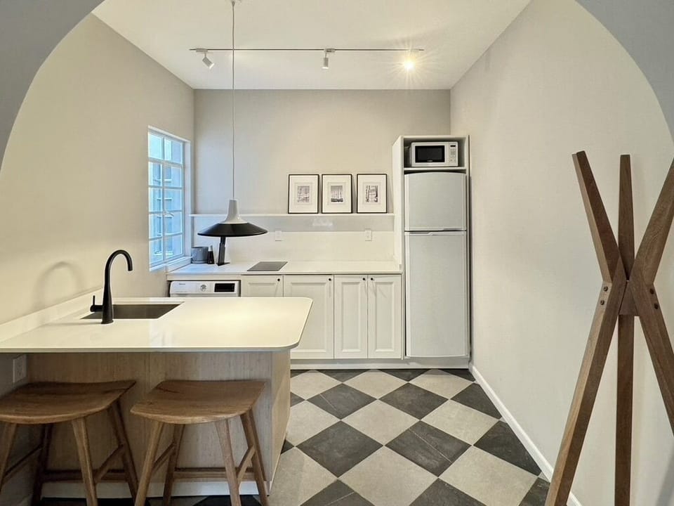 Comfort Apartment | Private kitchen | Fridge, cookware/dishes/utensils