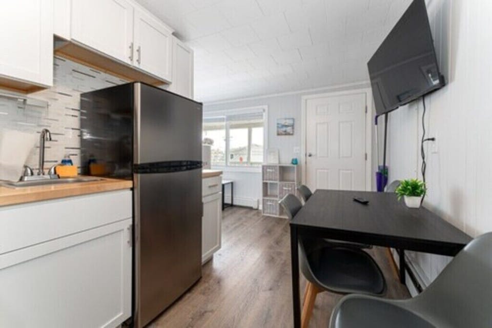 Fridge, oven, stovetop, cookware/dishes/utensils