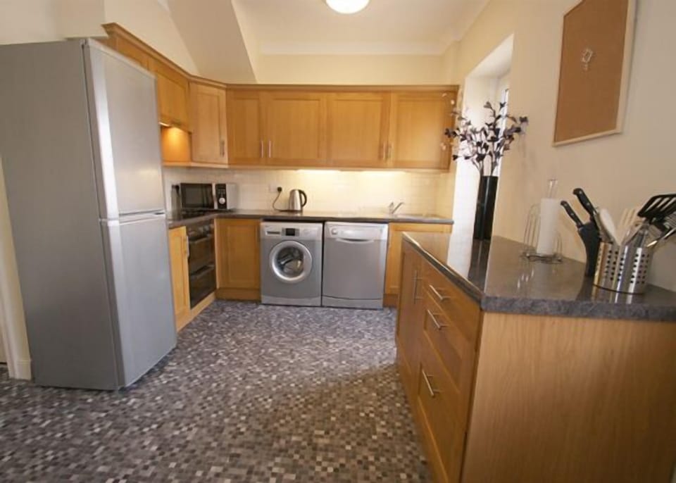 Standard Cottage, 3 Bedrooms | Private kitchen | Fridge, microwave, oven, stovetop