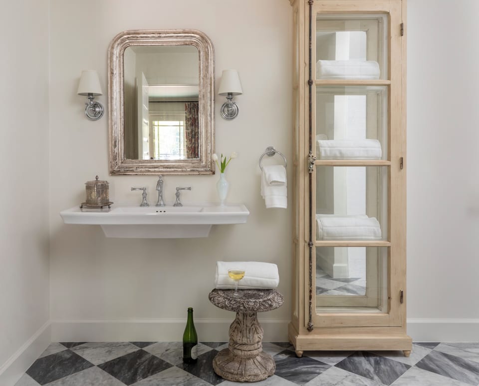 Julie | Bathroom | Hair dryer, towels, soap, shampoo