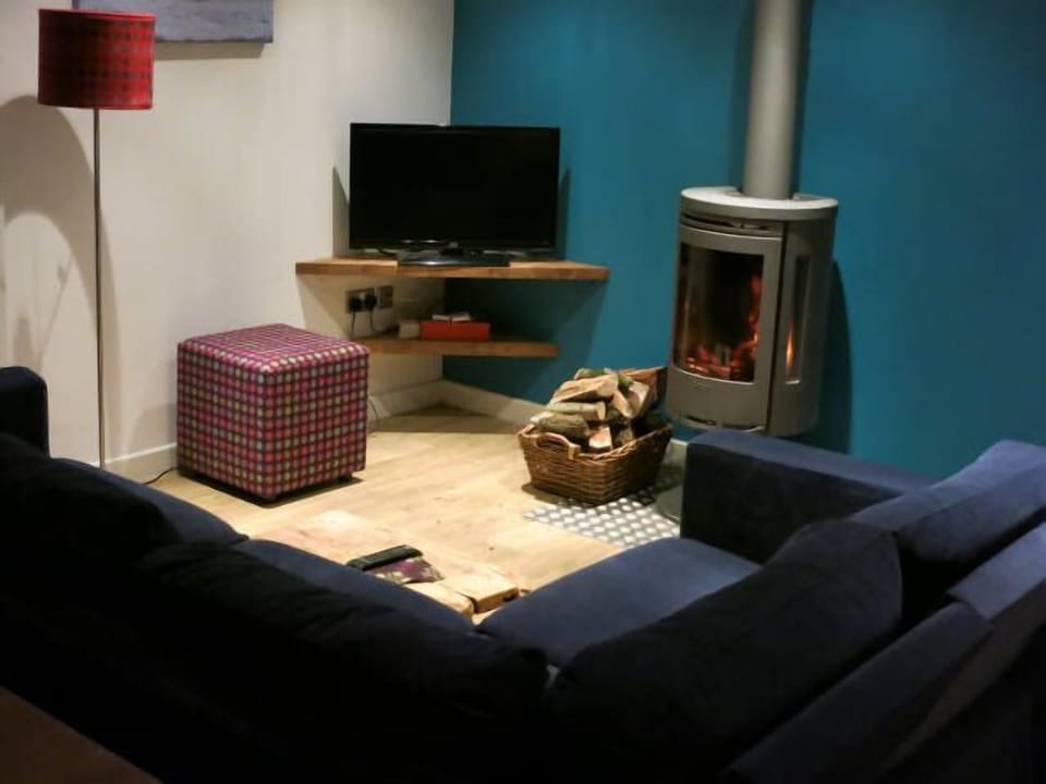 Standard Cottage, 2 Bedrooms | Living room | 32-inch flat-screen TV with digital channels, TV