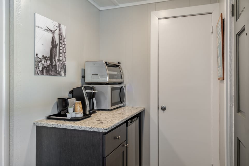 Single Room, 1 King Bed | In-room safe, individually decorated, free WiFi, bed sheets