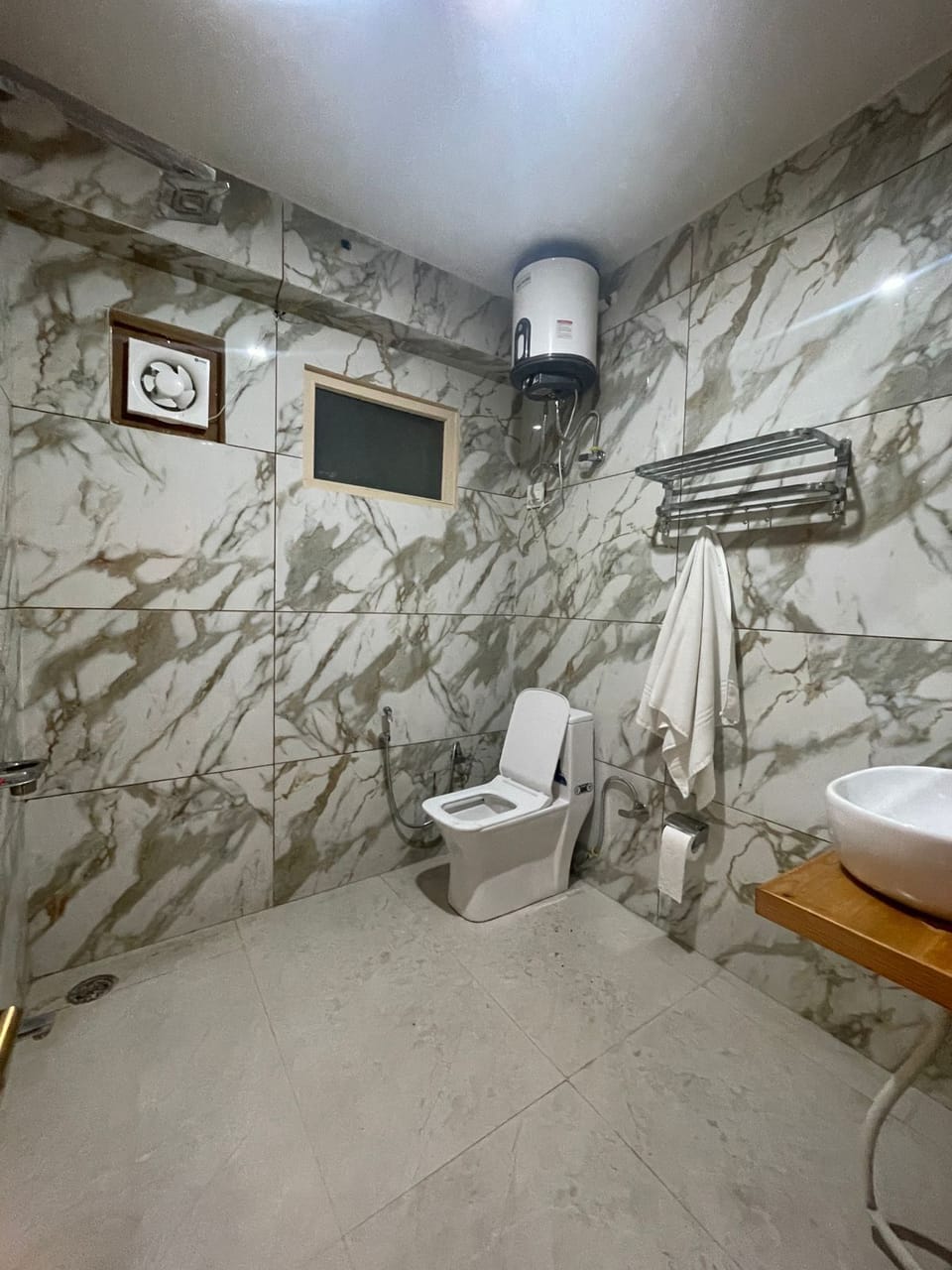 Deluxe Room | Bathroom | Shower, towels, soap, shampoo