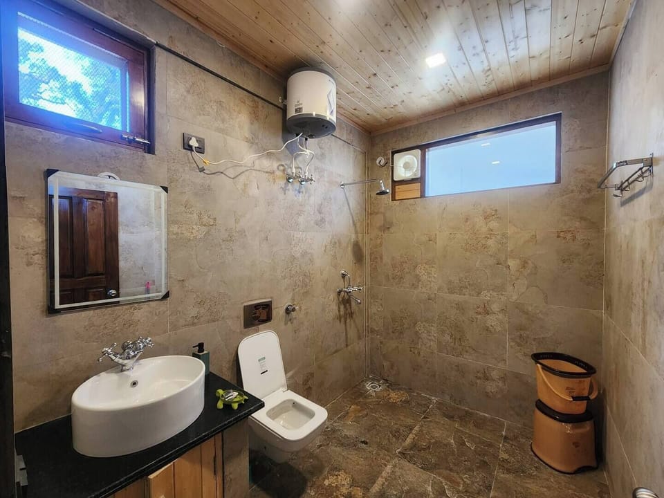 Deluxe Room | Bathroom | Shower, free toiletries, towels, soap