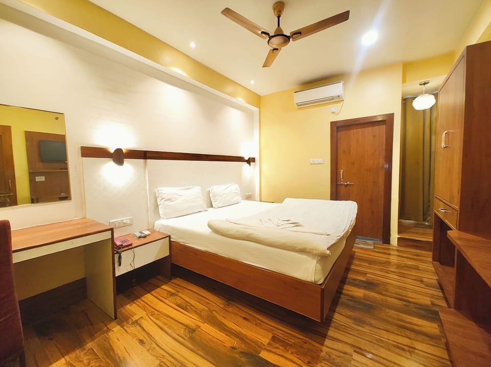 Deluxe Double Room, Air conditioning | Hypo-allergenic bedding, desk, soundproofing, free WiFi