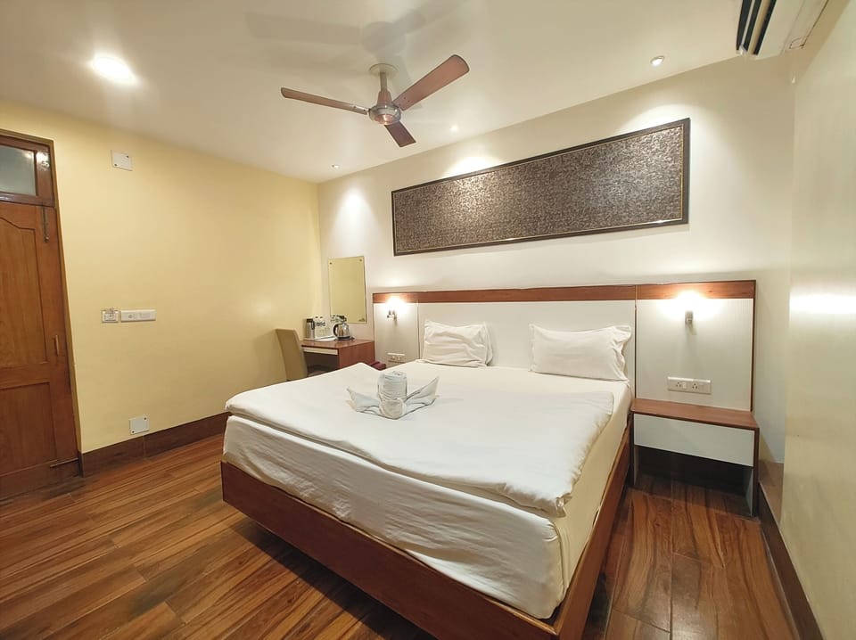 Deluxe Double Room, Air conditioning | Hypo-allergenic bedding, desk, soundproofing, free WiFi