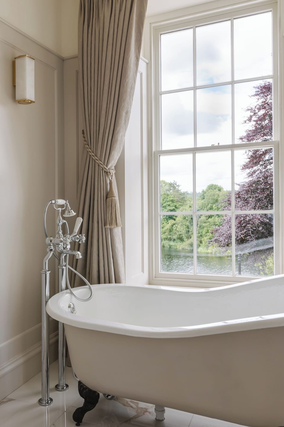 Suite, Bathtub (Bann Suite)