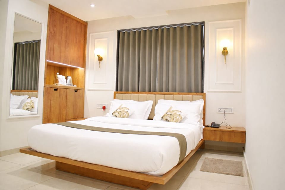 Luxy Suite | Desk, bed sheets