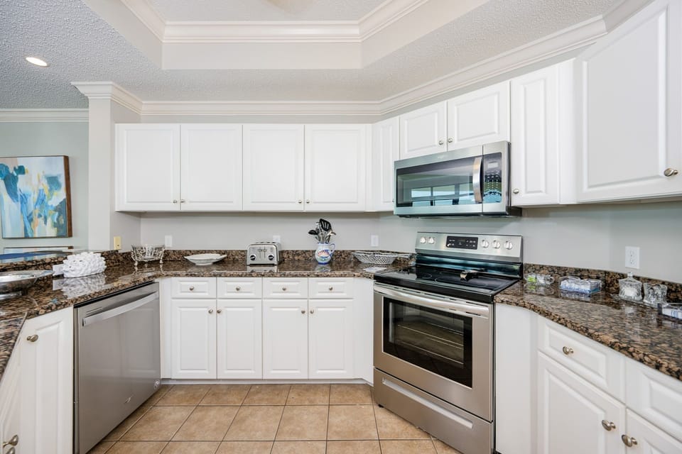 Condo, 3 Bedrooms | Private kitchen | Coffee/tea maker, fridge, oven