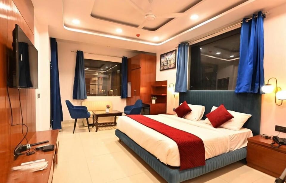 Premium bedding, desk, iron/ironing board, free WiFi