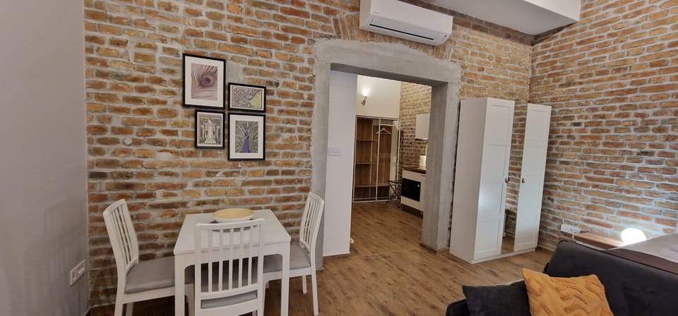 Deluxe Studio Suite, Non Smoking, Private Bathroom | In-room safe, desk, iron/ironing board, free WiFi