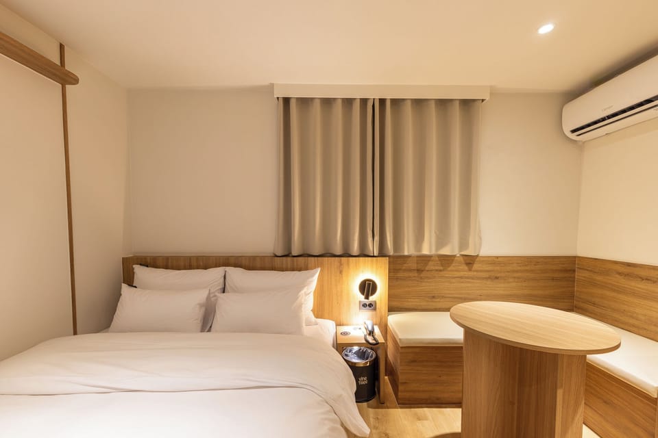 Standard Double Room, 1 Queen Bed, Non Smoking, Housekeeping | Premium bedding, down comforters, pillowtop beds, WiFi (free)