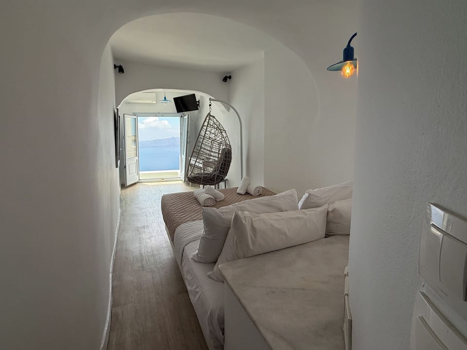 Junior Suite, 1 Queen Bed, Balcony, Sea View | In-room safe, blackout drapes, soundproofing, iron/ironing board