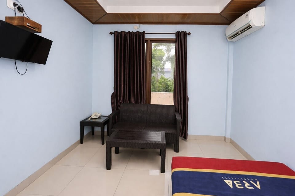 Economy Single Room | Desk, bed sheets