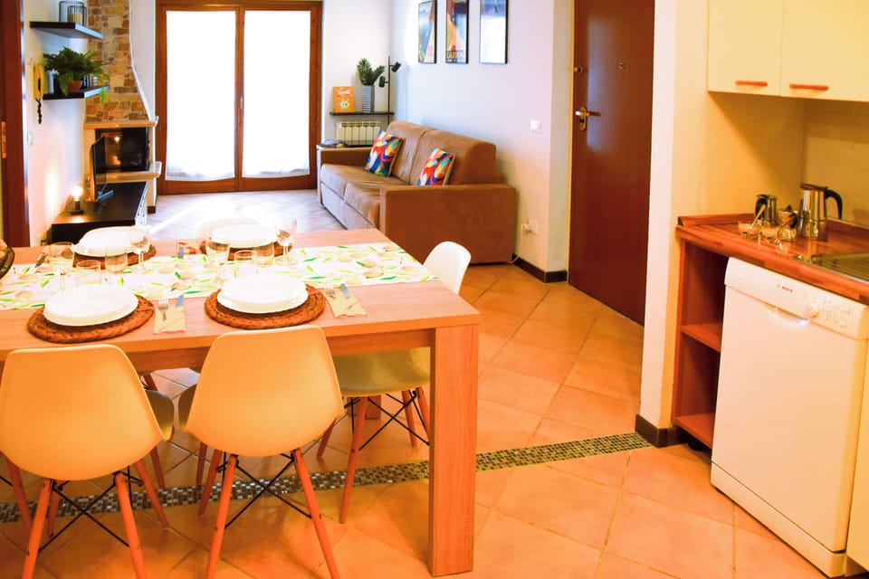 Apartment, 2 Bedrooms, Patio, Lake View | Dining room